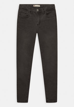 Jeans skinny de mezclilla negra con cierre de botón frontal, cinco bolsillos y un acabado suave, ligeramente texturizado.