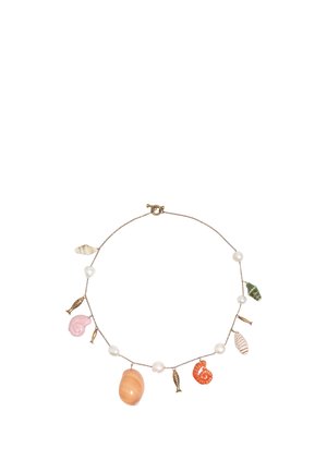 Collar de cadena delicada con perlas pequeñas alternadas, dijes de peces dorados y varios colgantes coloridos de conchas marinas.
