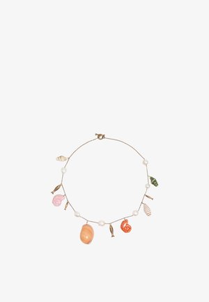 Collar de cadena delicada con perlas pequeñas alternadas, dijes de peces dorados y varios colgantes coloridos de conchas marinas.