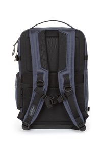 Zaino nero e blu navy con spallacci imbottiti, schienale in rete, scomparti con cerniera e dettagli in metallo regolabili. Materiale resistente.