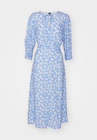 Světle modré šaty s jemným bílým abstraktním vzorem. Obsahují dlouhé rukávy, kulatý výstřih a elastický pas pro definovaný tvar.