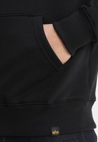 Alpha Industries Jersey con capucha - black/white