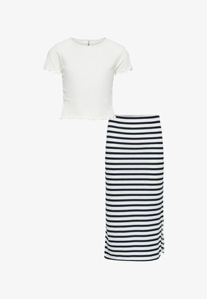 Hvit ribbestrikket crop-top med korte ermer og bølget kant, kombinert med en hvit og svart horisontalt stripet ribbestrikket midi-skjørt.