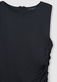 Abito nero senza maniche con scollatura rotonda, zip sul retro e dettaglio di arricciatura sulla parte destra.