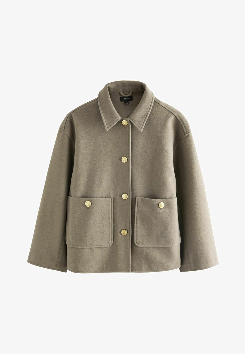 Chaqueta de mezcla de lana color caqui con cuello de camisa, botones dorados y dos bolsillos frontales. Textura suave, forma cuadrada y diseño minimalista.