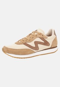 Sneaker beige e marrone con tomaia in pelle liscia e accenti in camoscio, retro texturizzato e suola in gomma bianca. Design classico con lacci.