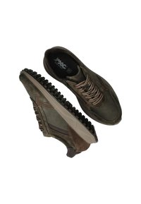 Baskets en suede marron avec une semelle en caoutchouc texturée, dotées de lacets et d'accents foncés contrastants. Forme arrondie, design minimaliste.