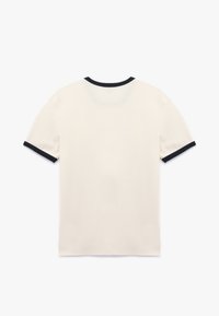 T-shirt a maniche corte di colore crema, con colletto e rifinitura delle maniche a coste blu navy, realizzato in tessuto morbido con una texture liscia.