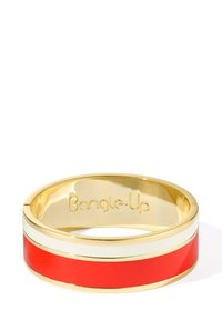 Bangle doré avec une bande rouge brillante et des accents blancs. Présente l'inscription gravée "Bangle-Up" à l'intérieur. Texture lisse, design arrondi.