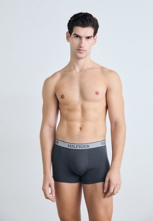 Boxeri de bărbați din bumbac gri închis, cu un tiv elastic moale purtând logo-ul "HILFIGER". Design ajustat și textură netedă.
