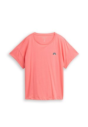 Koralų rožinės spalvos trumpomis rankovėmis marškinėliai su apvaliu kaklu ir mažu juodai baltu lapų emblematu kairėje krūtinės pusėje.