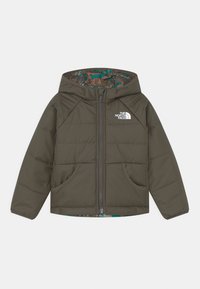 Grøn pufferjakke med hætte, frontlynlås, to sidelommer og foring med camouflage-mønster. Har et logo på venstre bryst.