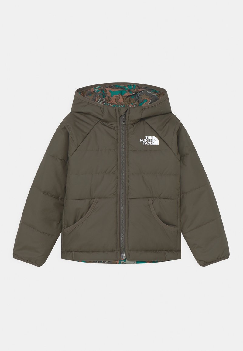 Grøn pufferjakke med hætte, frontlynlås, to sidelommer og foring med camouflage-mønster. Har et logo på venstre bryst.