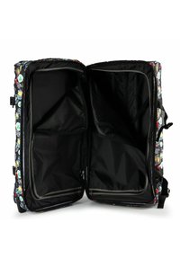 Ampio interno nero aperto di una valigia colorata con più scomparti con cerniera e una maniglia laterale visibile.