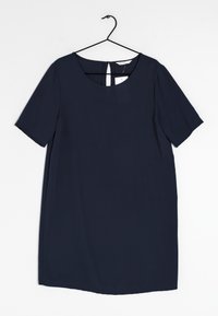 Námořnické modré šaty s krátkým rukávem, kulatým výstřihem, rovnou siluetou a zavíráním na klíčovou dírku na zádech. Hladký povrch, bez viditelných vzorů.