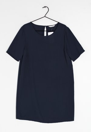 Robe bleu marine à manches courtes avec un col rond, une silhouette droite et une fermeture à découpe en forme de clé au dos. Texture lisse, sans motifs visibles.