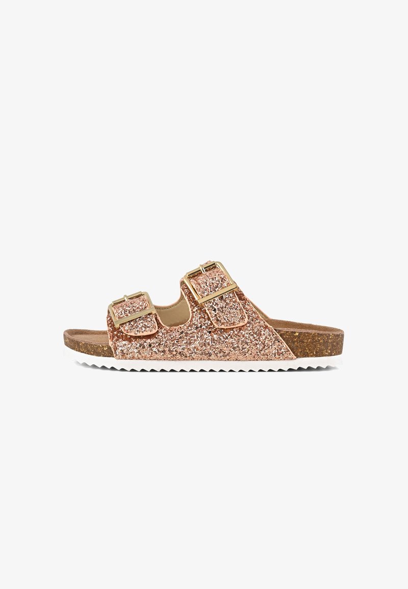 Sandalia deslizante rosa dorado brillante con dos hebillas ajustables, plantilla de corcho y suela blanca con bordes dentados. Vista lateral que muestra la textura brillante.