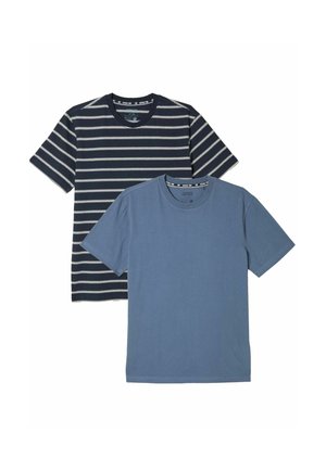 To t-shirts: den ene mørkeblå med tynde hvide striber, den anden ensfarvet lyseblå. Begge har korte ærmer og rund hals.