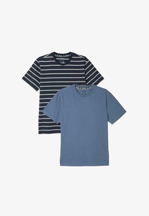 Zwei T-Shirts: eines in Dunkelblau mit dünnen weißen Streifen, das andere in einfarbigem Hellblau. Beide haben kurze Ärmel und Rundhalsausschnitte.