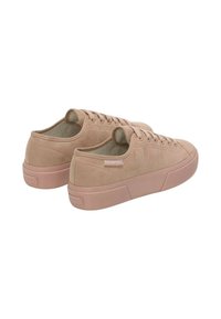 Sneaker in suede rosa chiaro con suola in gomma testurizzata e lacci, dotate di un piccolo cartellino con logo sul tallone e profilo arrotondato.