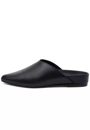 Czarny skórzany but typu mule wsuwany, z noskiem w szpic i niskim płaskim obcasem, minimalistyczny design, widok z boku na białym tle.