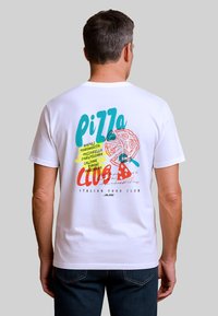 Witte korte mouwen t-shirt met kleurrijke grafische print van pizzastukken, tekstaccenten in teal, rood en geel. Klassieke ronde hals.