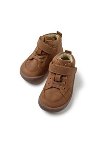 Zapatos infantiles de cuero marrón con cierre de velcro, detalle de cordones, punta redondeada y suela de goma. Forro interior suave para mayor comodidad.