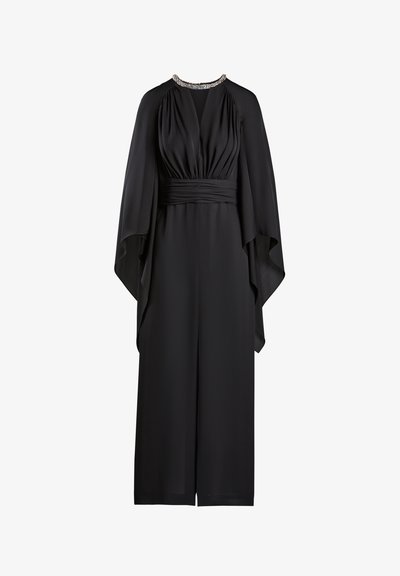 Črn kombinezon s kapo z drapiranjem, nabiranim korpusom in detajlom z biseri na izrezu. Narejen iz gladkega, tekočega materiala.
