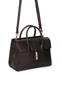 Borsa a tracolla in pelle marrone scuro con forma strutturata, manici superiori e tracolla regolabile. Presenta un pattina con una chiusura dorata.