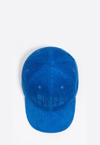 Gorra de béisbol de pana azul con texto bordado "BIMBA Y LOLA" en el panel frontal, vista desde arriba.