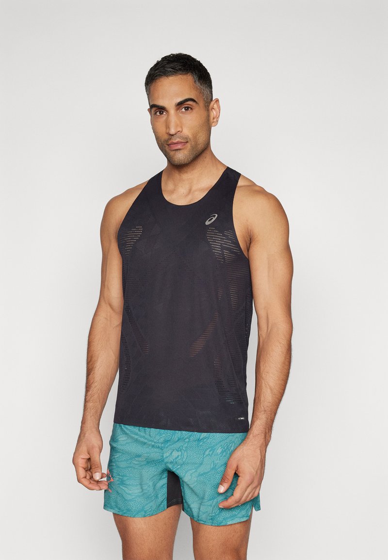 Débardeur de sport noir avec un motif texturé et un logo sur la poitrine, associé à un short turquoise à motifs, affichant un design ajusté.