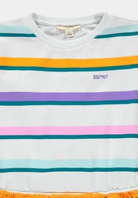 Biała koszula z krótkim rękawem w poziome pasy w odcieniach pomarańczowym, purpurowym, różowym, jasnoniebieskim i ciemnym turkusie, z małym purpurowym logo "Esprit".