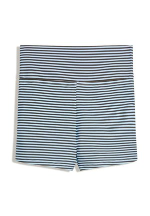 Šortky s vysokým pasem s vodorovnými černými a světle modrými pruhy, vybavené širokým páskem, položeny na bílém pozadí.