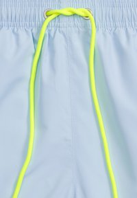 Jasnoniebieskie szorty kąpielowe z zapięciem na sznurek, z jasnoniebieskim koralikowym sznurkiem. Wykonane z gładkiego, lekkiego materiału, z elastycznym pasem.