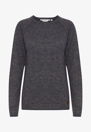 Pull en maille bleu marine avec un col rond, des manches raglan et des poignets côtelés. Il présente une petite étiquette logo en cuir marron au niveau de l'ourlet.