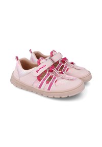 Zapatillas de malla rosa con suelas de goma, que cuentan con una correa ajustable, cordones elásticos y franjas decorativas rosas. Logo de la marca en el lateral.