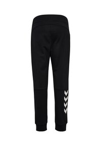 Sorte træningsbukser med ribbede manchetter og linning, med et sideløbende mønster af hvide chevronformer. Fremstillet af blødt, elastisk stof.