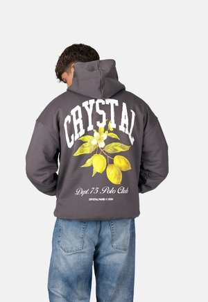 Dunkelgrauer Kapuzenpullover mit weißem "CRYSTAL"-Aufdruck, floralem Design mit Zitronen und dem Text "Dept. 75 Polo Club" auf der Rückseite.