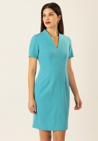 Türkises Kurzarmkleid mit V-Ausschnitt, aus glattem Stoff gefertigt. Mit Falten und einer taillierten Silhouette, endet es oberhalb des Knies.