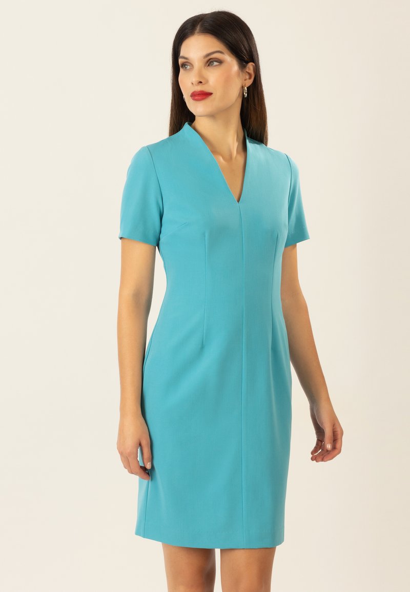 Türkises Kurzarmkleid mit V-Ausschnitt, aus glattem Stoff gefertigt. Mit Falten und einer taillierten Silhouette, endet es oberhalb des Knies.