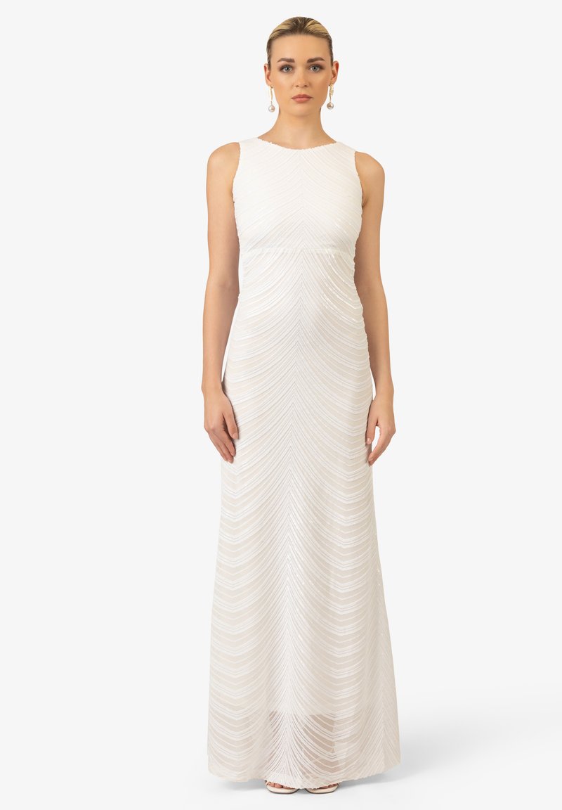 Lungo vestito bianco con corpino aderente e pailettes a motivo chevron. Tessuto liscio e design senza maniche, lunghezza fino al pavimento con una leggera lucentezza.