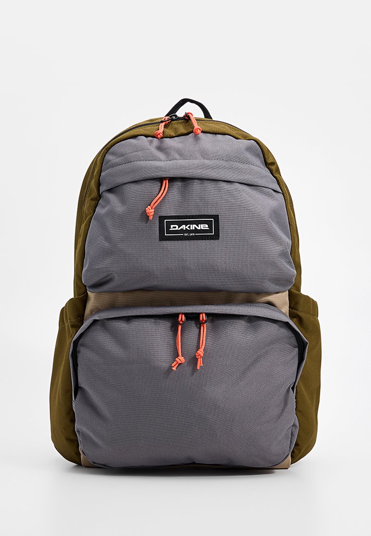 Rucksack mit grauem Hauptfach, olivfarbenen Seiten und orangen Kordeln. Verfügt über eine Vordertasche und ein Markenetikett an der oberen Vorderseite.