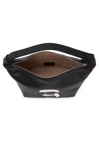 Sort læderhåndtaske med struktureret overflade, toppen lynlåslukning og tan inderside, præsenterer et grafisk design på forsiden.