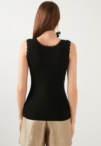 LELA Slim Fit - Top - black