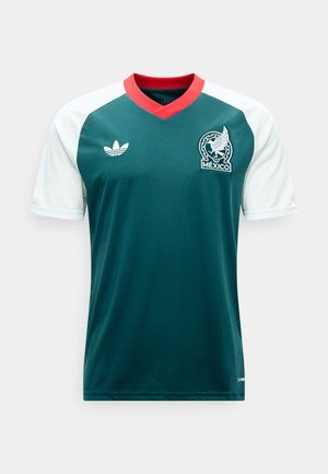 Grøn fodboldtrøje med hvide ærmer, rød V-hals, Adidas-logo på venstre bryst og Mexicos holds emblem på højre bryst.