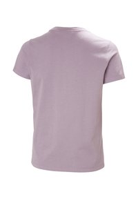 Camiseta de manga corta en lavanda claro con cuello redondo, fabricada en algodón suave y con un diseño simple y ajustado. Sin patrones ni acentos visibles.