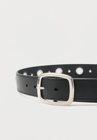 Zwarte leren riem met een zilverkleurige rechthoekige gesp. Voorzien van meerdere gaten langs de band voor verstelbaarheid en een effen textuur.