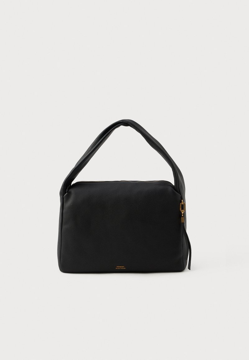 Μαύρη δερμάτινη τσάντα με λεία υφή, ορθογώνιο σχήμα και καμπύλη λαβή. Διαθέτει χρυσό φερμουάρ και διακριτική σήμανση μπροστά.