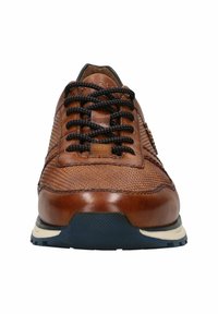 Braune Leder-Sportschuh mit einer strukturierten Oberseite, schwarzen Schnürsenkeln und einer kontrastierenden Gummisohle mit blauen Akzenten.