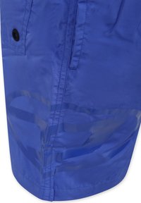 Pantaloni corti blu realizzati in un tessuto liscio e lucido con un pannello traslucido e dettagli con bottoni neri sul lato. Presentano cuciture a vista.